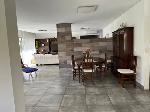 Casa 5 ambientes con 4 baños