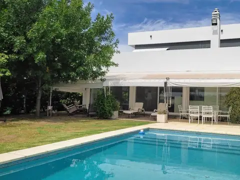 Casa de 4 hab s/golf en venta con pileta. B.Golf, El Cantón