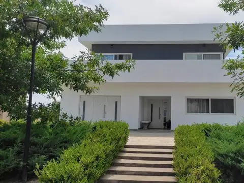 Casa de 4 hab s/golf en venta con pileta. B.Golf, El Cantón