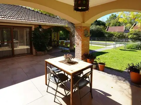 Casa en Venta con 3 cocheras