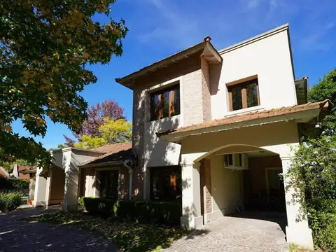Casa en venta 4 ambientes Club de Campo La Tradición lote central con pileta