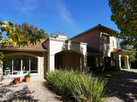 Casa en Venta con 3 cocheras