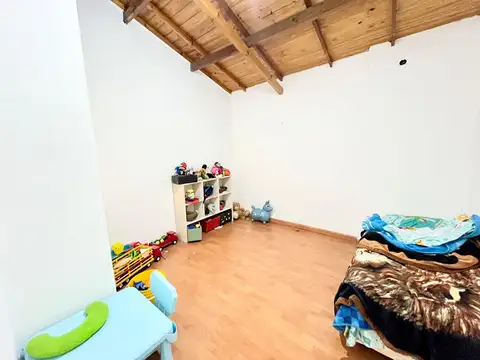 Venta de casa con local en Parque Avellaneda.-