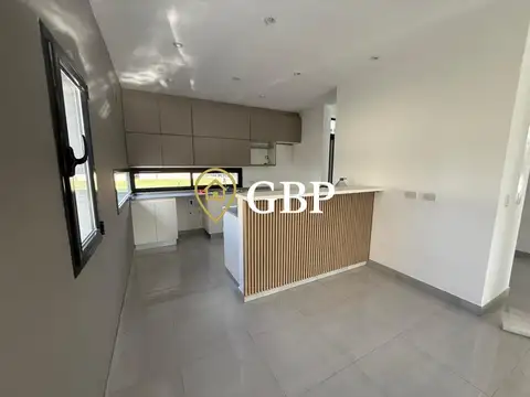Casa en Venta con 4 cocheras