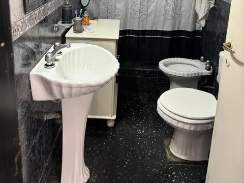 CASA EN BLOCK - 2 AMB AL FRENTE CON COCHERA - PATIO y TERRAZA Y 4 AMB CFTE CON FONDO Y PILETA
