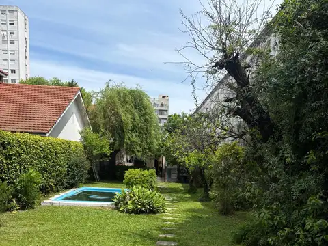CASA EN BLOCK - 2 AMB AL FRENTE CON COCHERA - PATIO y TERRAZA Y 4 AMB CFTE CON FONDO Y PILETA