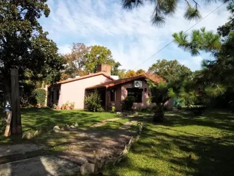 Casa quinta de 4 ambientes con parque de 1500 m2 en Barrio El Trébol, La Unión, Ezeiza.