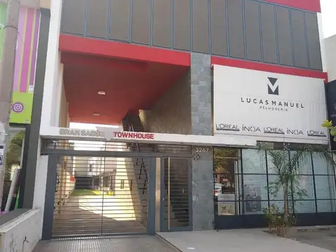 ALQUILER – Dúplex de 2 dormitorios y escritorio, con patio y asador en Barrio Jardín