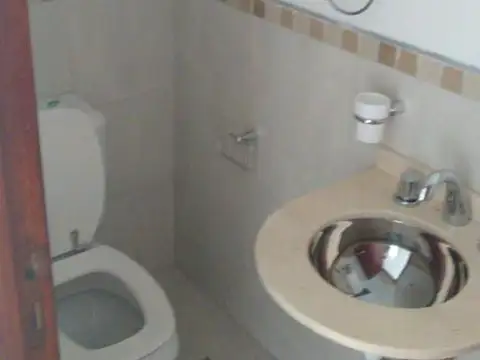 ALQUILER – Dúplex de 2 dormitorios y escritorio, con patio y asador en Barrio Jardín