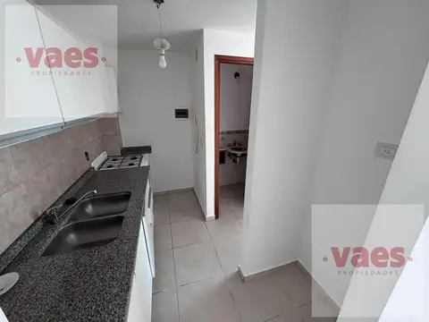 ALQUILER – Dúplex de 2 dormitorios y escritorio, con patio y asador en Barrio Jardín