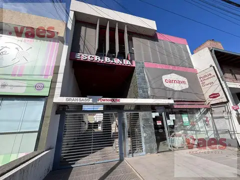 ALQUILER – Dúplex de 2 dormitorios y escritorio, con patio y asador en Barrio Jardín