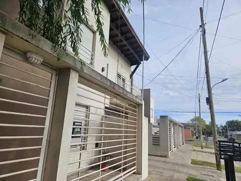 Venta PH 2 Ambientes Barrio Villa Primera al frente con cochera