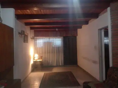 Amplia casa de 5 amb en 2 plantas sobre lote de 10 x 27 zonificacion u2b