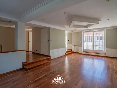 Casa en Venta con 3 cocheras