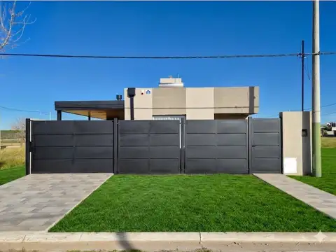 VENTA. Casa de dos dormitorios con piscina y amplia galería. A estrenar. La Toscana, Rosario