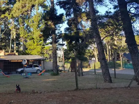 Venta de casa 3 amb. sola en lote, en Zona del Pinar de la Lucila del mar