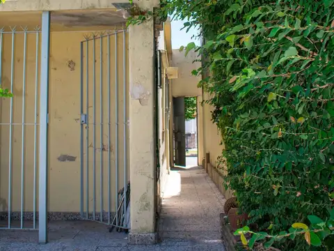 VENTA CASA BERNAL OESTE AMPLIO LOTE QUILMES