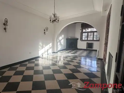 Casa en Alquiler con 2 cocheras
