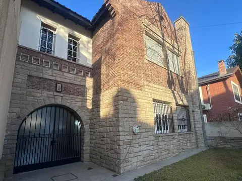 Casa 6 ambientes con jardin, recientemente remodelada en Vicente Lopez,