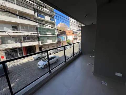 Castillo 100, Piso 1