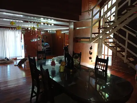 Excelente Casa de 4 Ambientes. Dependencia. Amplio Parque. Quincho. Pileta - Apto Credito