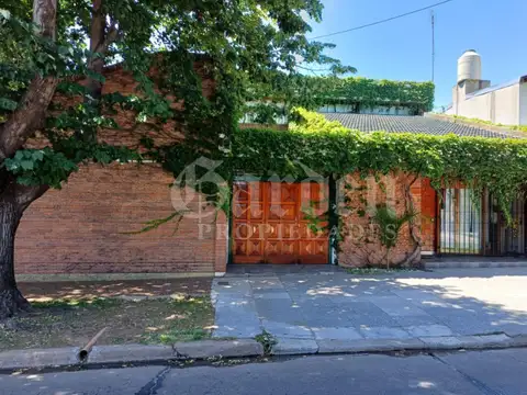 Excelente Casa de 4 Ambientes. Dependencia. Amplio Parque. Quincho. Pileta - Apto Credito