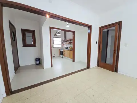 Departamento 4 amb. a la calle, balcón y patio - Sarmiento y A. Brown