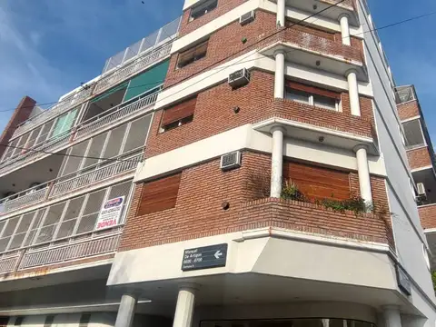 Departamento 3 Ambientes en Edificio con Balcon al Frente Cochera y Baulera