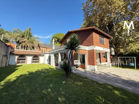 Casa en venta de 6 ambientes con cochera, quincho y dependencia - Jose León Suarez