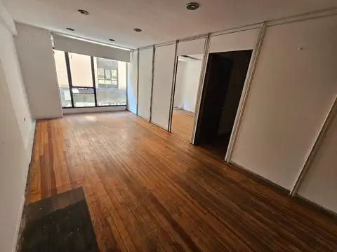 Oficina en venta al frente–Planta libre divisible–Oportunida