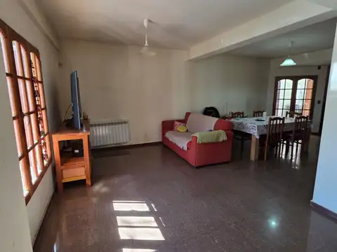 Casa 5 ambientes con 2 baños