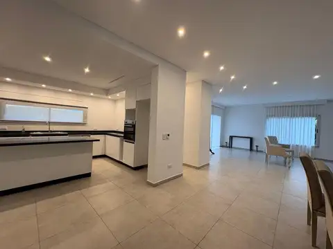 Casa en Alquiler de 3 dormitorios