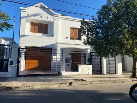 CASA 4 DORMITORIOS EN VILLA CABRERA