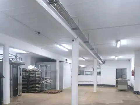 Impecable Local Comercial con Panadería lista p/ trabajar
