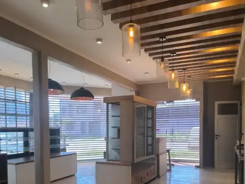 Impecable Local Comercial con Panadería lista p/ trabajar