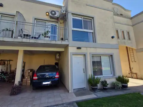 Casa en dos plantas, 3 dormitorios, Barrio cerrado con pileta y quincho -