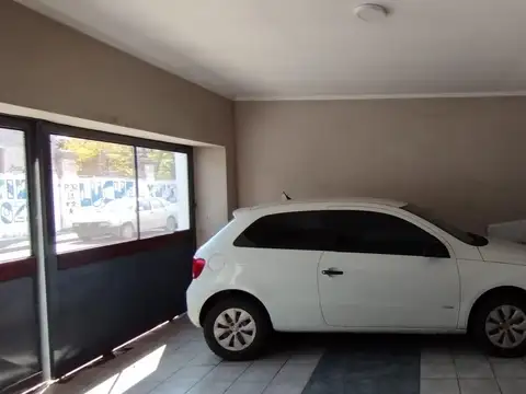 Cochera cubierta con entrada exclusiva en Saavedra entre Salta y L. de la Torre. NO APTA CAMIONETAS