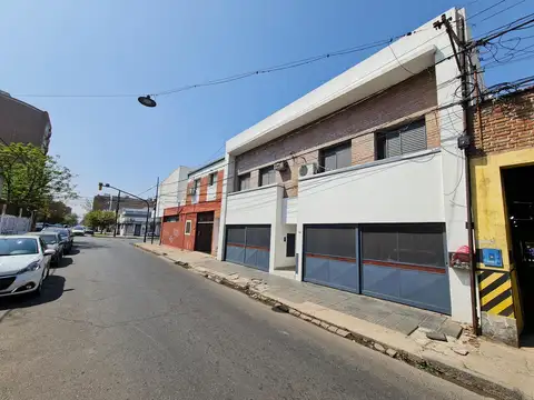 Cochera cubierta con entrada exclusiva en Saavedra entre Salta y L. de la Torre. NO APTA CAMIONETAS