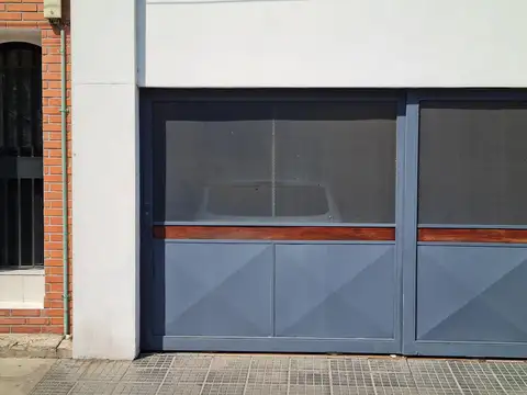 Cochera cubierta con entrada exclusiva en Saavedra entre Salta y L. de la Torre. NO APTA CAMIONETAS