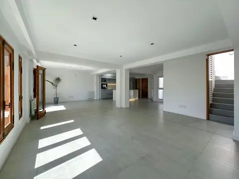 Casa de 3 dormitorios con patio, cochera y amplia terraza