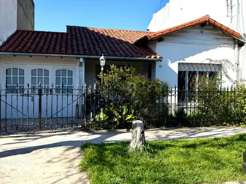 Casa desarrollada en una planta, excelente entorno, 3 amb, toil, baño, garage, patio. Lote propio 