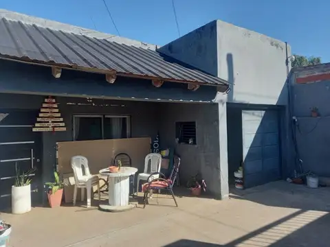 Casa 2 dormitorios  en venta en Los Hornos  jardín