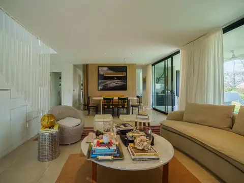 Casa en Venta con 2 cocheras