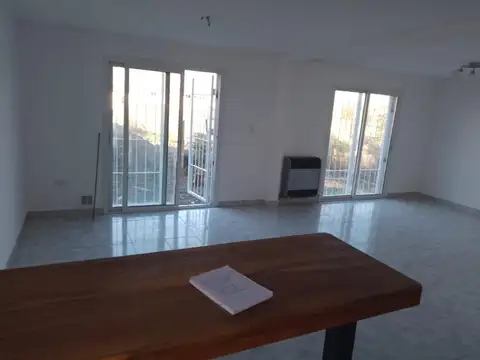 CASA A ESTRENAR 4 HABITACIONES AMPLIAS, EN BARRIO TRANQUILO.