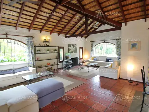 Casa 4 ambientes con 2 baños