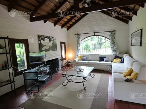 Alquiler casa 3 dormitorios con piscina, ubicada en Rincon del Indio, Punta del Este.