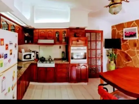 Casa en Venta con 3 cocheras