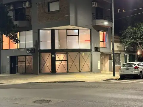 Local en esquina frente vidriado · 135 m² · Villa Pueyrredón