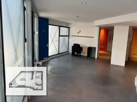 Local en esquina frente vidriado · 135 m² · Villa Pueyrredón