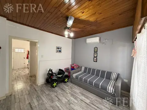 Venta Casa 3 ambientes con cochera y patio en Bernal